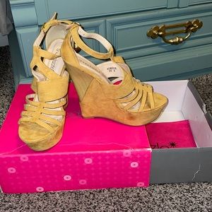 Shoe dazzle mustard wedge